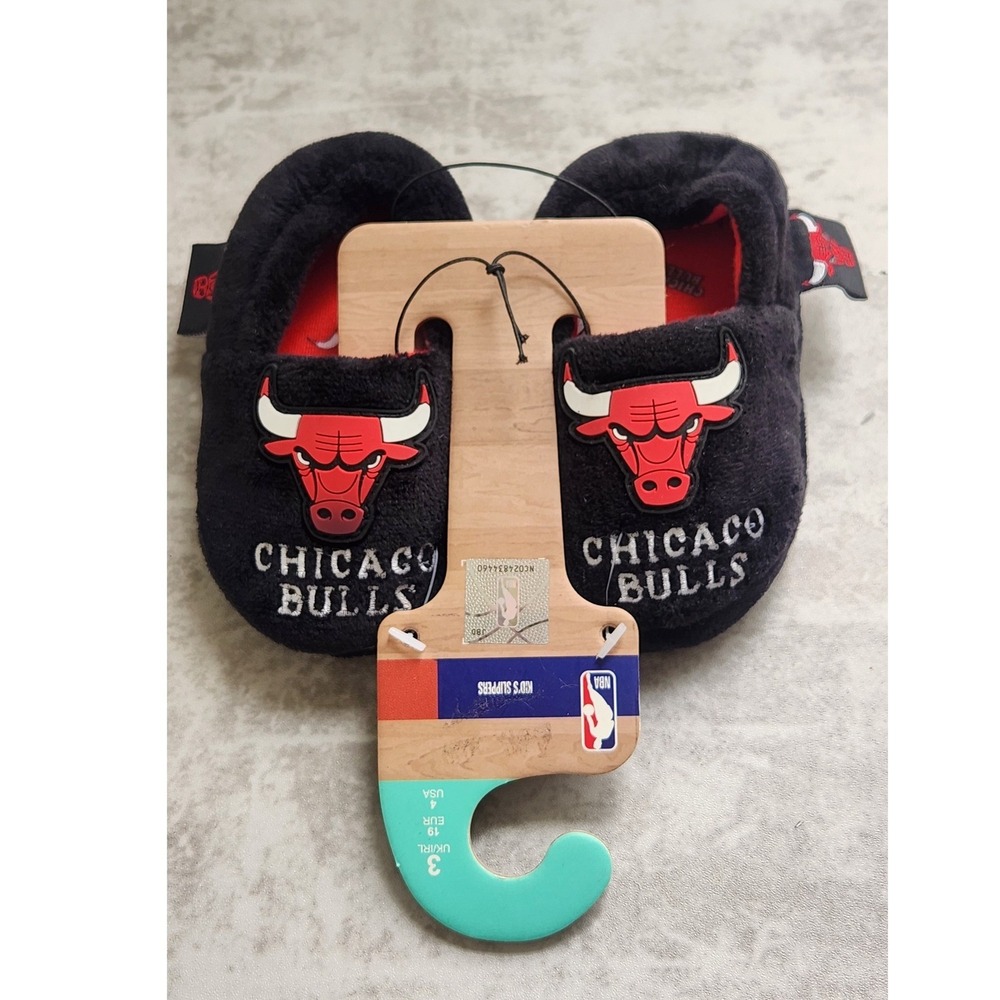 NBA Chicago Bulls Slippers Baby Unisex Size 4 Black Red NWT Baby Shower Sporty